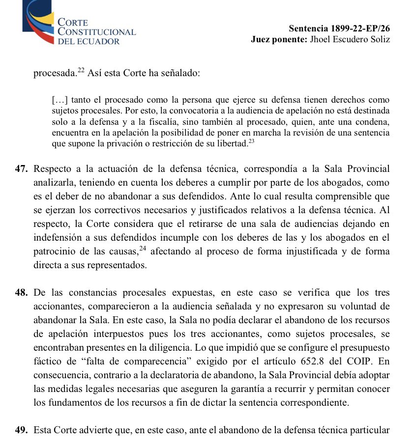 VeronicaLHM's tweet photo. 🔵Inicia la audiencia y los abogados se van. 

🔹Esta sentencia puede servir para los que ejercen en materia penal. 

🔹#LaCortedice que, ante el abandono de la defensa técnica particular de las personas procesadas, el juez, acorde con el Art. 452 del COIP debe suspender la audiencia de fundamentación del recurso y señalar una nueva fecha para su realización, sin que exista un retardo injustificado. 

🔹La decisión de suspensión de la diligencia deberá ser debidamente motivada, se nombrará a un defensor público asegurando que cuente con el tiempo y los medios adecuados para la preparación de su defensa y dispondrá que se oficie al Consejo de la Judicatura a fin de que inicien las investigaciones correspondientes.

🔹La CC agregó que, el juez competente que evidencie un accionar negligente de los abogados defensores tiene la obligación de activar las medidas correctivas y sancionatoria a previstas en el COFJ.

🔹La Corte señaló que el retirarse de una sala de audiencias dejando en indefensión a sus defendidos incumple con los deberes de los abogados en el patrocinio de las causas, afectando al proceso de forma injustificada y de forma directa a sus representados.

🔹Finalmente, la Corte indicó que: si la ausencia a la audiencia de fundamentación del recurso se produce por la negligencia u otras causas ajenas a las de la persona procesada, la autoridad judicial competente “[…] deberá hacer conocer el hecho a las autoridades disciplinarias competentes, reagendar la diligencia convocada y designar un abogado de la Defensoría Pública, previendo que cuente con el tiempo y los medios adecuados para preparar la defensa”. 

Sentencia No. 1899-22-EP/26