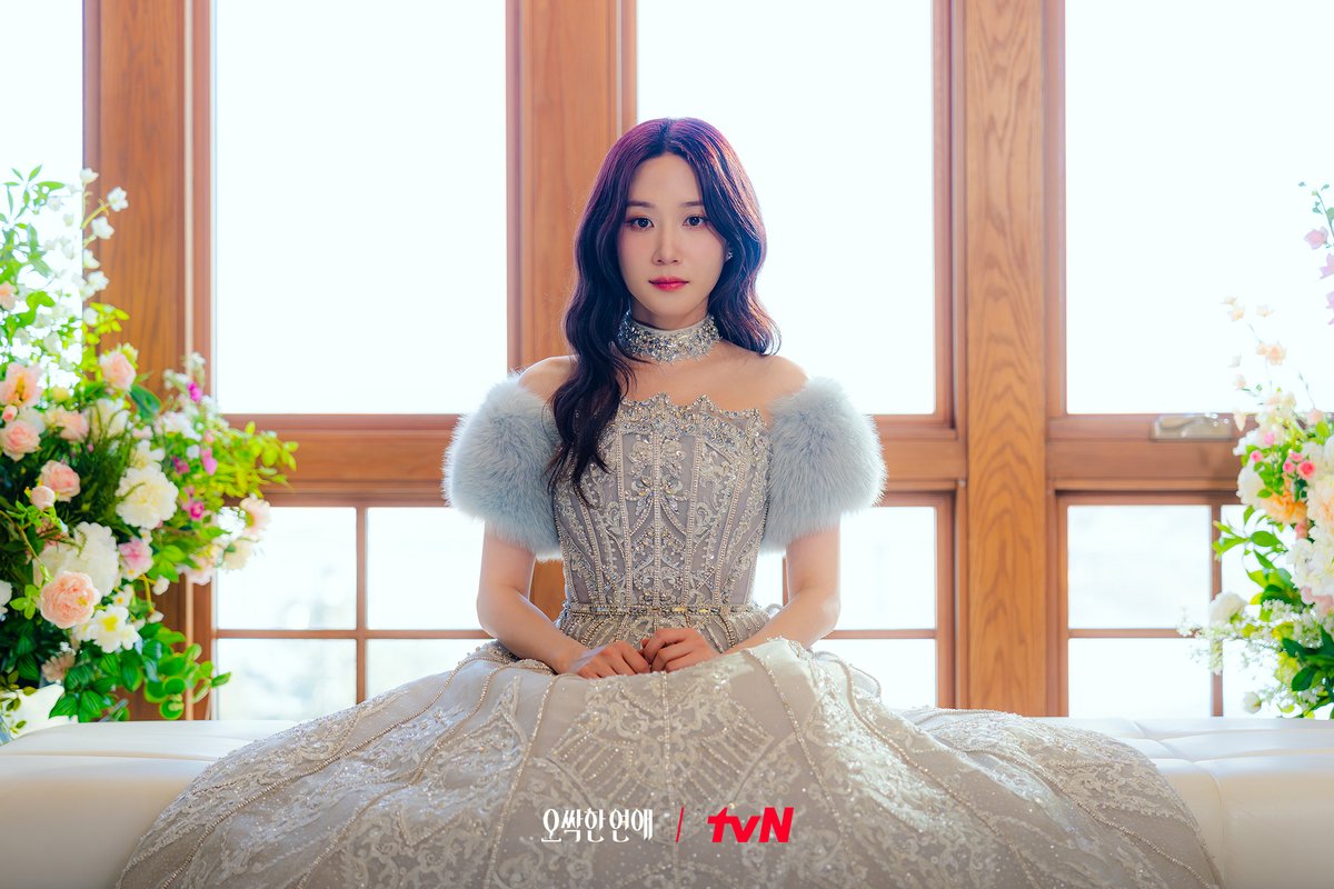 CJnDrama's tweet photo. 여리가 은둔의 프린세스가 된 이유
약혼식 날 찾아온 뜻밖의 비극..😢💍

[토일] 밤 9:10ㅣtvN
#즐거움엔20tvN #오싹한연애 #SpookyinLove https://t.co/gOC0fXVvny