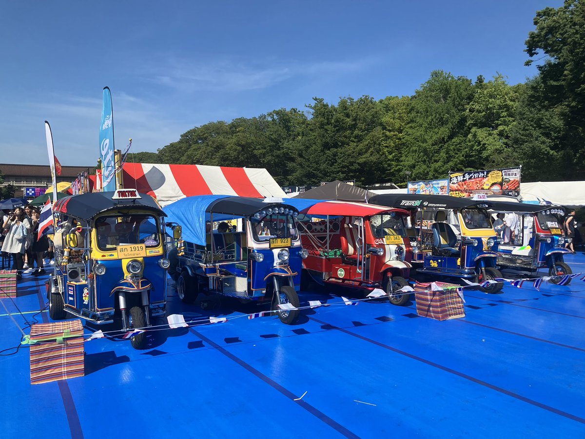 tokky________'s tweet photo. 7.19 上野タイサマーフェス🇹🇭 夏らしい晴天の中、初開催のタイフェスに参加してきました🙌🇹🇭
日タイ交流ネットワークでは、タイ語で自分の名前を書いたうちわを作ったり、タトゥー(シール)を付けたりして、オリジナルな文化交流が出来ました🪭✍️✨
#上野タイフェス #uenothaisummer https://t.co/QmFXEjPopu