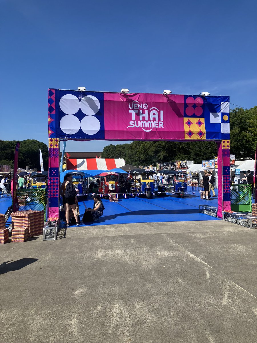 tokky________'s tweet photo. 7.19 上野タイサマーフェス🇹🇭 夏らしい晴天の中、初開催のタイフェスに参加してきました🙌🇹🇭
日タイ交流ネットワークでは、タイ語で自分の名前を書いたうちわを作ったり、タトゥー(シール)を付けたりして、オリジナルな文化交流が出来ました🪭✍️✨
#上野タイフェス #uenothaisummer https://t.co/QmFXEjPopu