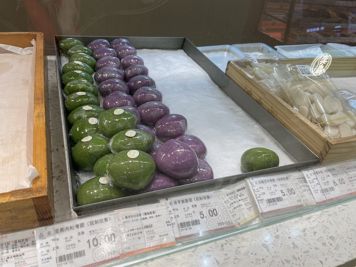 kimaguresis's tweet photo. 沈大成のお餅が絶対食べたかったんだけど、本店はめっちゃ並ぶって見てたから第一食品商店の中に入ってる店舗に行ったら並ばずにゆっくりみて買えた！
ココナッツが周りについてるお餅の中がゴマ餡と餡子が二重になってて美味しかった🥹
 #中国旅行 #上海旅行 https://t.co/JePHD9UlNe