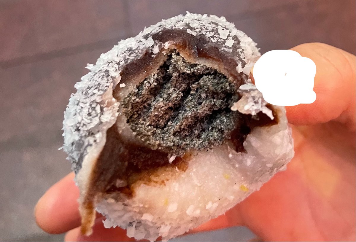 kimaguresis's tweet photo. 沈大成のお餅が絶対食べたかったんだけど、本店はめっちゃ並ぶって見てたから第一食品商店の中に入ってる店舗に行ったら並ばずにゆっくりみて買えた！
ココナッツが周りについてるお餅の中がゴマ餡と餡子が二重になってて美味しかった🥹
 #中国旅行 #上海旅行 https://t.co/JePHD9UlNe