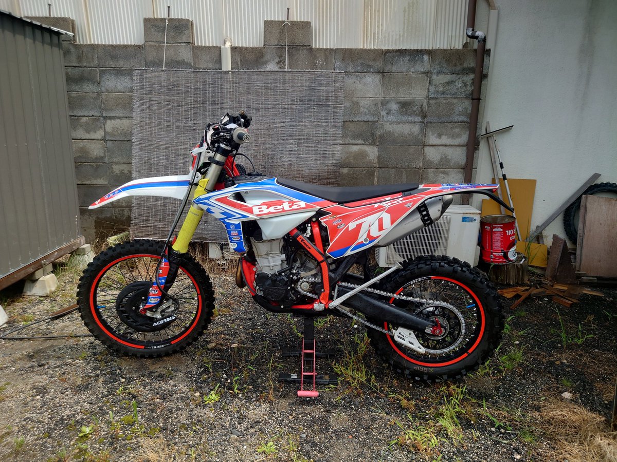 SYOUTOUGEN's tweet photo. 片付けして洗車してビギエン終了です
シフトレバーは交換しか無いがスタンドは直せそう…
レバー探そう https://t.co/mwhLtQ8fR3