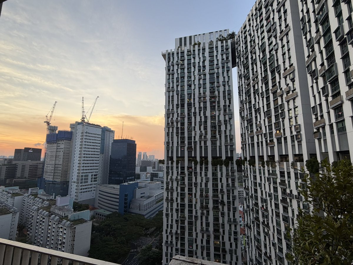 TokyoManDV's tweet photo. Pinnacleの屋上からの景色。改めてこれ公営団地なの強すぎる。 https://t.co/bCYvD6Un0J