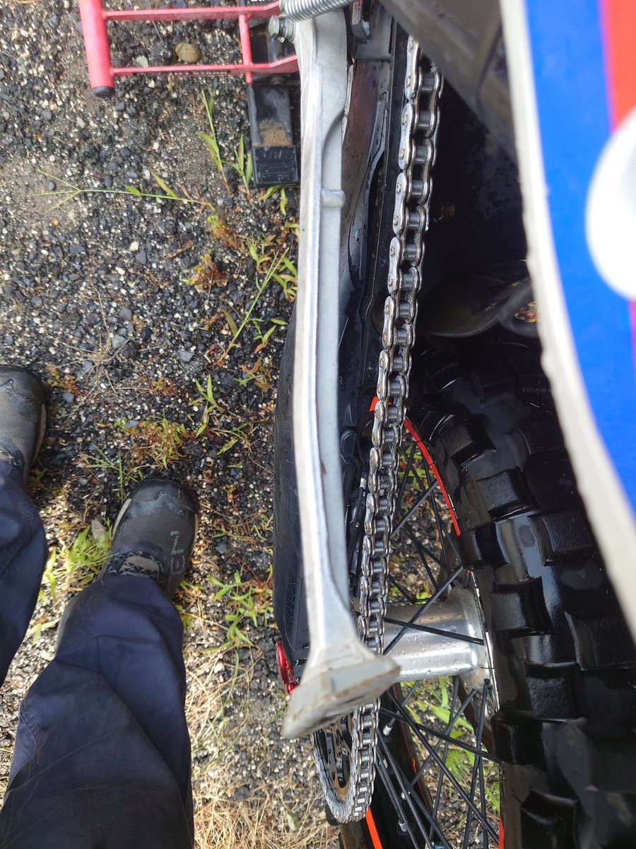 SYOUTOUGEN's tweet photo. 片付けして洗車してビギエン終了です
シフトレバーは交換しか無いがスタンドは直せそう…
レバー探そう https://t.co/mwhLtQ8fR3