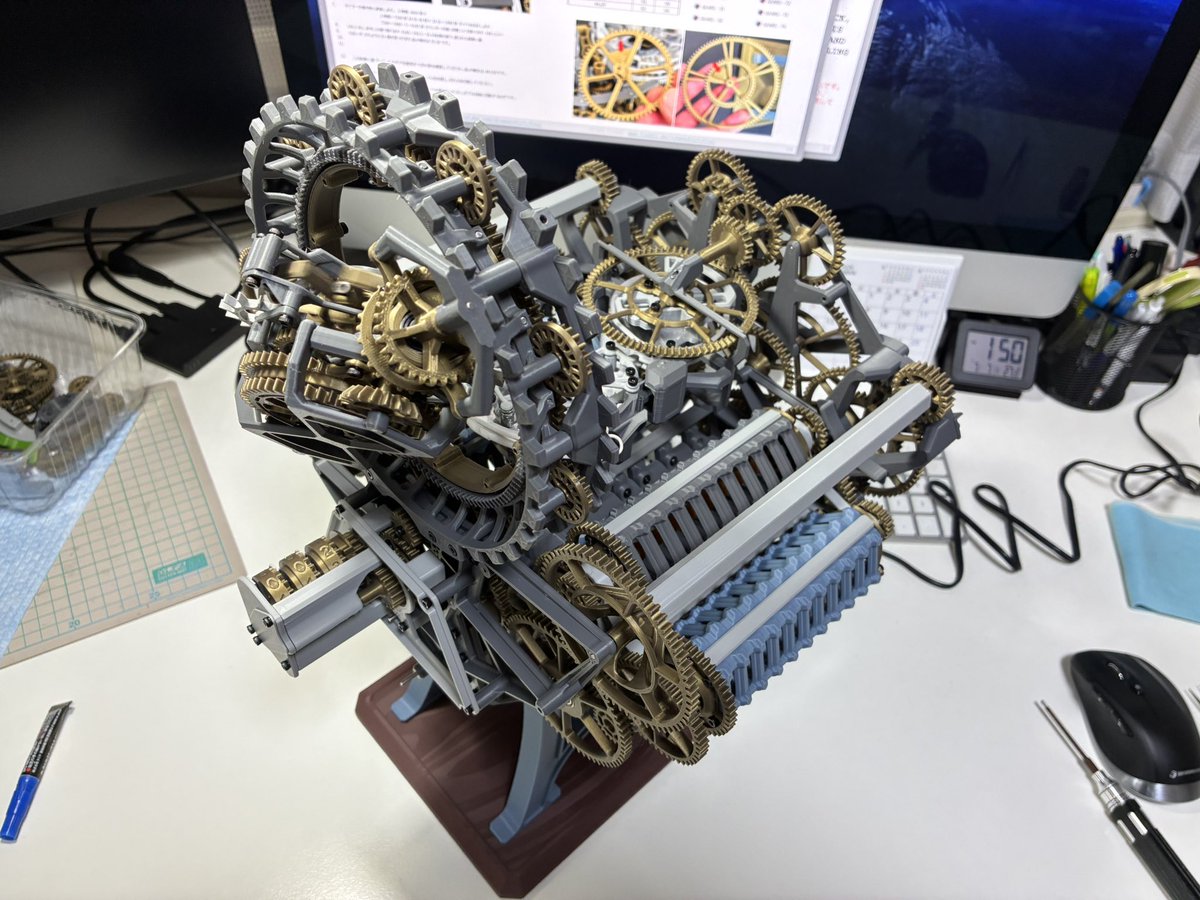 cobac's tweet photo. 「実験的三軸脱進機時計」ですが以下の欠点があります。

●電源を抜いて自然停止させると、再開時にブロックの付け外しが必要

動作開始時、ある程度の巻き上げが必要。しかし自然停止まで動作させると必要な動力が失われる。

そこでSWITCHブロックを外し、手動でモーターONして巻き上げ再取り付け。 https://t.co/NLTmq3wQd2
