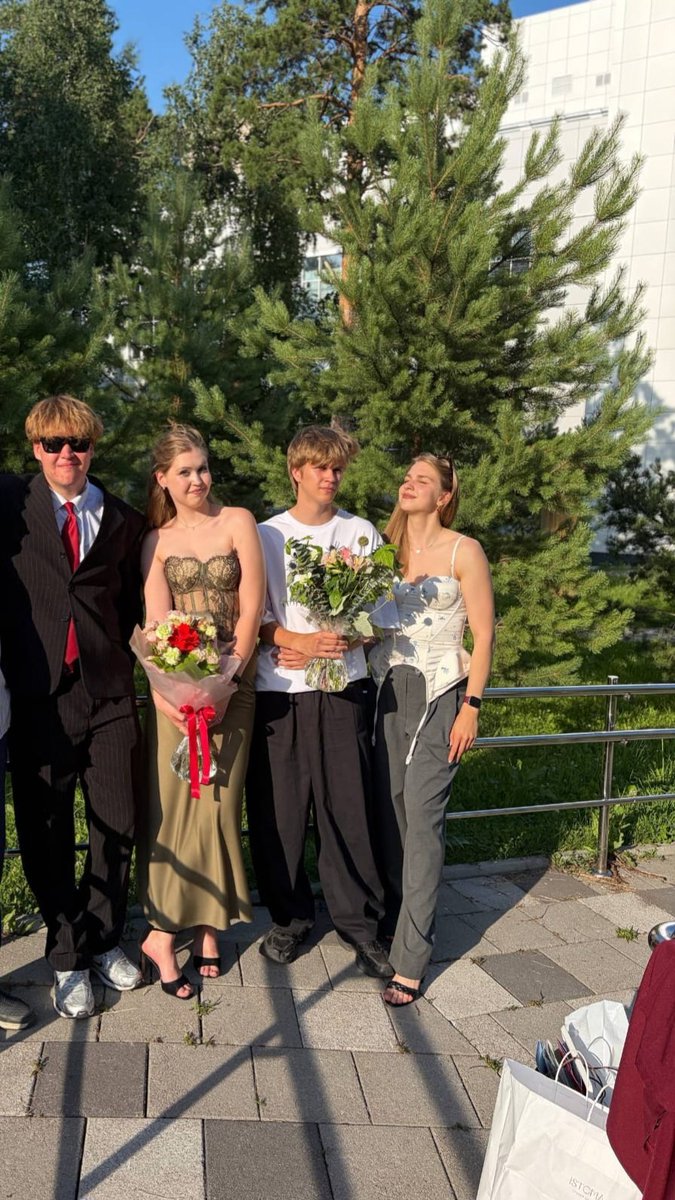 yuliyja9964's tweet photo. #MariaGraduation #FourОlderChildren https://t.co/xRe3oWBL3a