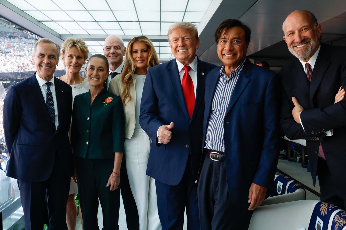 r_velascoa's tweet photo. En representación de las y los mexicanos, la presidenta @Claudiashein estuvo presente en Nueva Jersey en el marco de la final de la Copa Mundial de Futbol 2026, donde participó en la ceremonia de premiación junto a sus homólogos y coanfitriones, el presidente Donald Trump y el primer ministro Mark Carney.

Así concluye poco más de un mes en el que millones de personas se emocionaron alrededor del deporte y que nos permitió mostrarle al mundo la grandeza de México, Estados Unidos y Canadá, tres países que hicieron historia al organizar juntos su primera Copa del Mundo.

#ClaudiaEsMundial