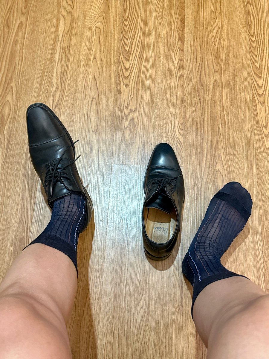 JsMing888's tweet photo. 正装丝袜皮鞋，响应粉丝要求。突破一千粉整一波福利（���的） https://t.co/F8irGYv4XC