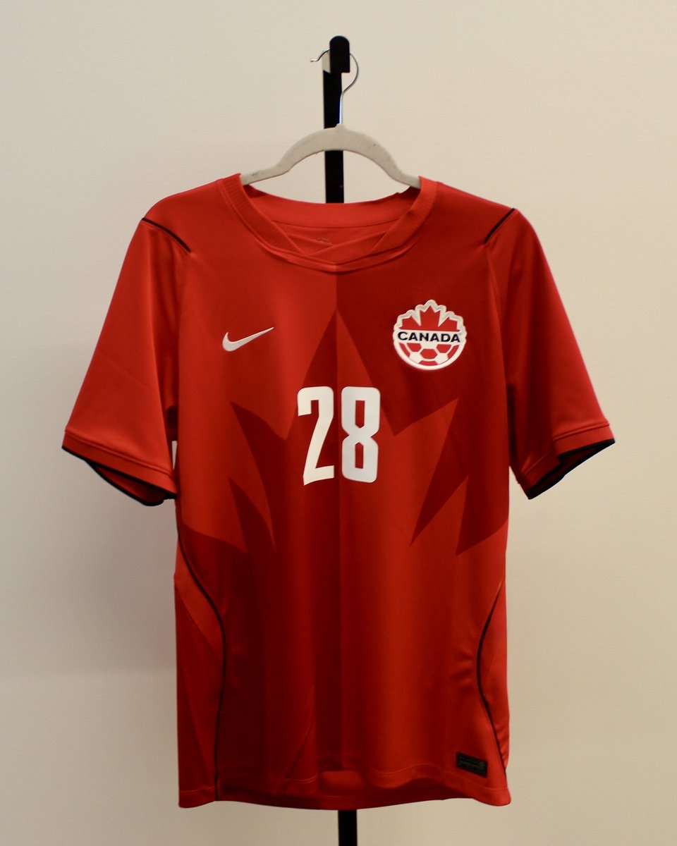 ScotiabankArena's tweet photo. For our football fan ⚽❤️

To celebrate #HDWGHWTToronto, we gifted @Louis_Tomlinson two custom hand-painted soccer balls, one for Louis and one for his son, Freddie 🫶

+ a custom @CanadaSoccerEN jersey featuring his number 28 🇨🇦

🎨 IG watchwhathappensmom (Amy Cain)
📸 Tom Pandi https://t.co/QsKnCBDoyL