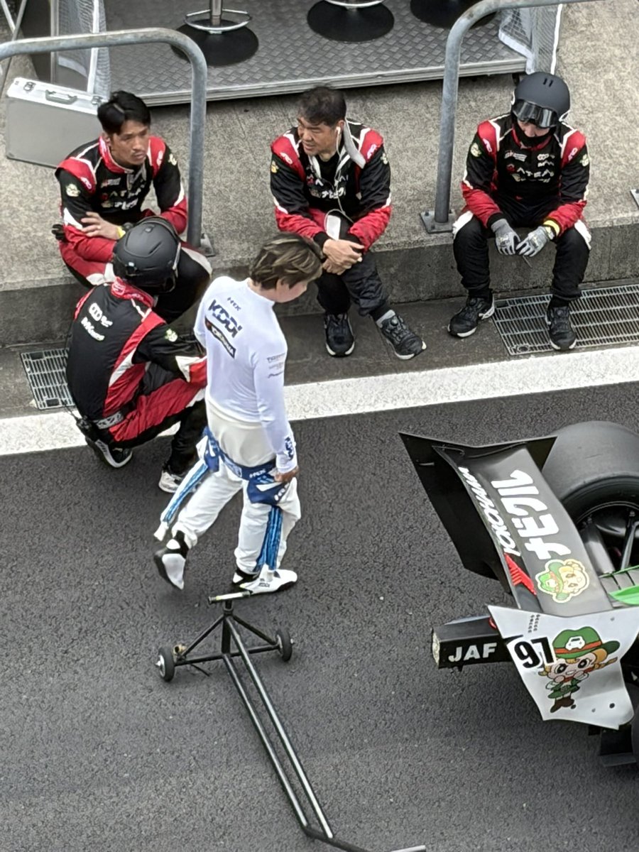 RevUtoTop's tweet photo. ルマン24時間耐久レースでの優勝インタビュー見てから可夢偉選手気になってて、昨日のSFでは待機中周りのチーム回ったり声かけしてて、行動一つ一つがかっこよかった✨こーゆーところも長くSFに乗れる理由のひとつなのかな🏎️✨
#SFormula 
#小林可夢偉 https://t.co/H4cIiH67Q3