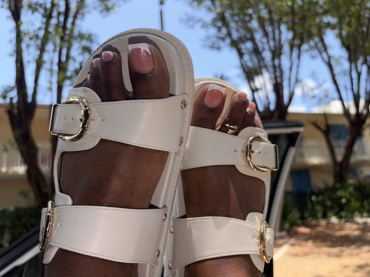 sendtocheri's tweet photo. boobs or toes ? https://t.co/rA9YotNDIE