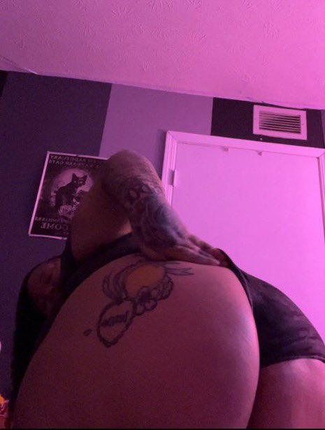 apiiiikay's tweet photo. Panties  on or off?? https://t.co/CiP8BHeL9B
