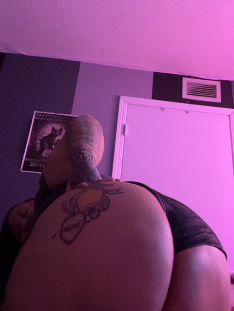 apiiiikay's tweet photo. Panties  on or off?? https://t.co/CiP8BHeL9B