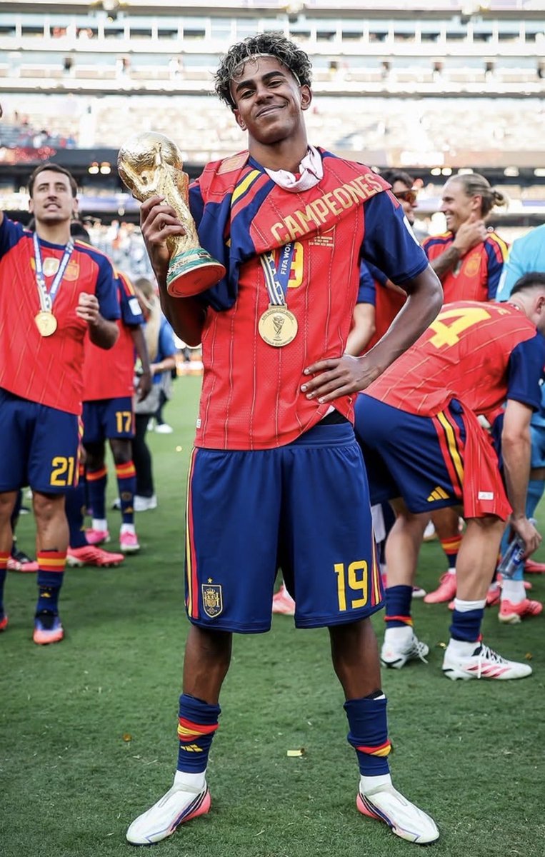 pedrixtraaaa's tweet photo. @chichasp0rts @Coco543219 @Compoltred @AllFutbolMX It’s great Lamine has a World Cup at 19 and likely will win one more and has the same amount as the goat Lionel Messi 😮‍💨 https://t.co/ToZIHiRQ0j