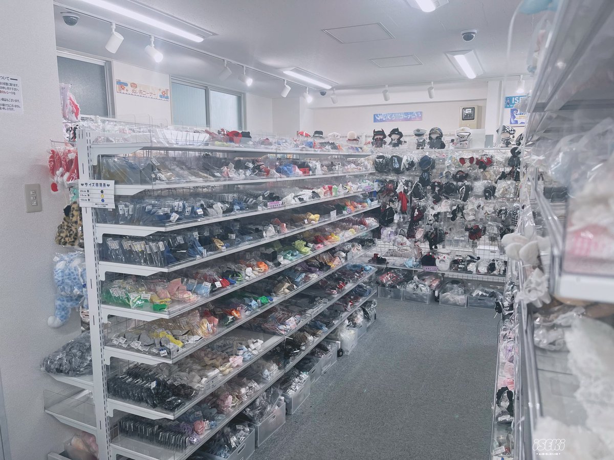 iseki_ikebukuro's tweet photo. 💫7階ぬい服・推し活グッズ館💫

おはようございます❕
7階ぬい服・推し活グッズ館
本日もオープンしております🌞

当店では4cm.10cm.15cm.20cm
各種サイズを取り揃えております❕
ぬい服は全てご試着可能ですので
ぜひお試しくださいませ🎀

夏のコーディネートにオススメの
麦わら帽子やアロハシャツはいかがですか❔👒🌺
店内入って目の前の“新商品コーナー”に
たくさんご用意しております👐🏻

突き当たりには
人気のゲーム型ぬいポーチに
小さめサイズが新しく入荷🛒💨
是非チェックしてみてくださいね💁🏻‍♀️✨

池袋にお越しの際は
東口・アニメイト通り・真下ビル7階の
ISEKI ぬい服・推し活グッズ館まで🌟
本日も皆さまとぬいちゃんのご来店をお待ちしております( ᴖ ·̫ ᴖ )🎶

※土日祝日の営業は、混雑時に
ご予約の方の優先入場を実施する場合がございます⚠️

ご予約はコチラまで🔽
https://t.co/mxlkddAcxh

【営業時間】11:00〜20:00
📍東京都豊島区東池袋１丁目１５−１
真下ビル 7階

#推し活応援のお店 #推し活 #ぬい活 #推し活推進部 #ISEKI #ぬい服