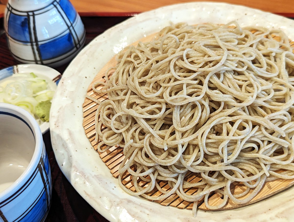 karasiudon's tweet photo. 🌊海の日祝日🎌営業中✨️

石臼で挽きたて・打ちたて・茹でたて

３たて蕎麦をどうぞ❗️

挽きたてならではの二八蕎麦の味・香りを、天麩羅や鴨汁など多彩なメニューでお楽しみ下さい✨ 

本日は群馬県赤城産の夏新そば

 #からしうどん #武蔵境 #石臼挽き #蕎麦 #挽きたて https://t.co/xFDSg3NzED