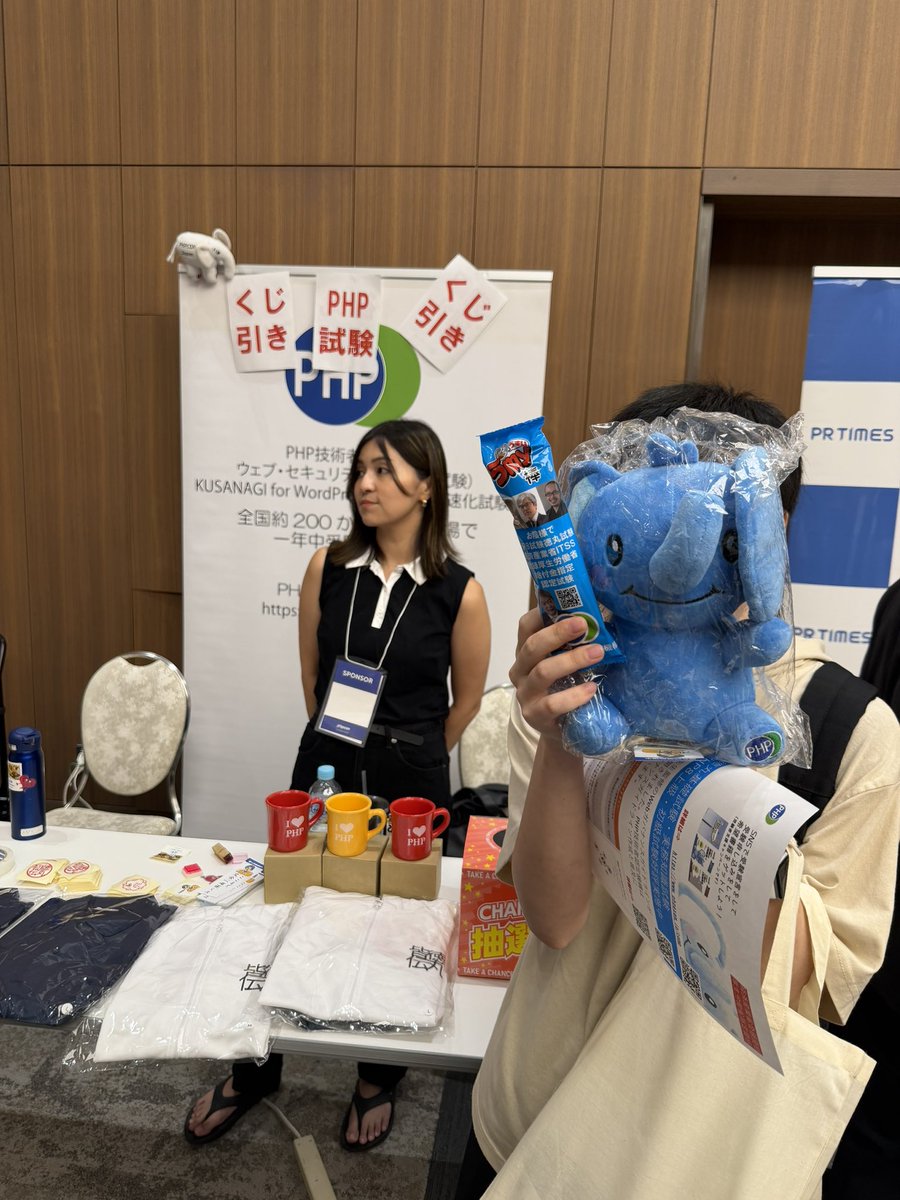 phpexam's tweet photo. ベチゾーお嫁に出ました！残りはパーカーとポロシャツです！#phpcon https://t.co/2ZYfYar83M