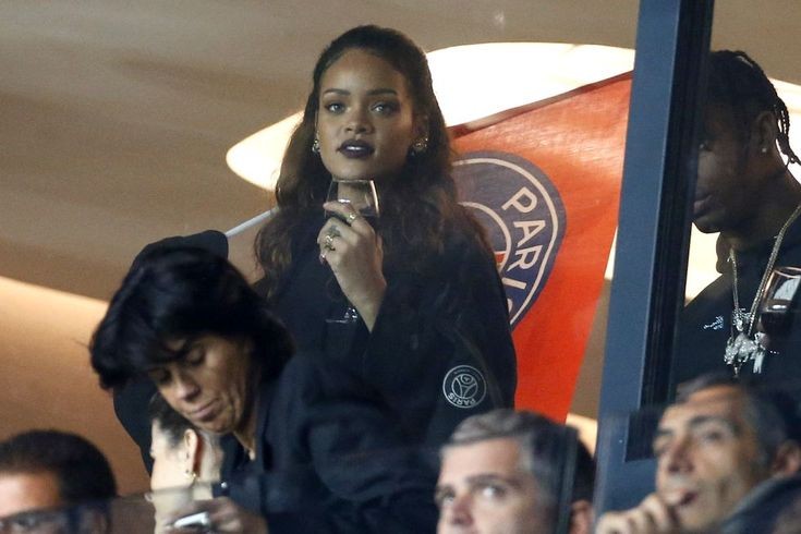 __llaraaaaaa__'s tweet photo. The way she's probably one of the few celebrities who were there today and have actually been into football for years https://t.co/mpMwOMowck