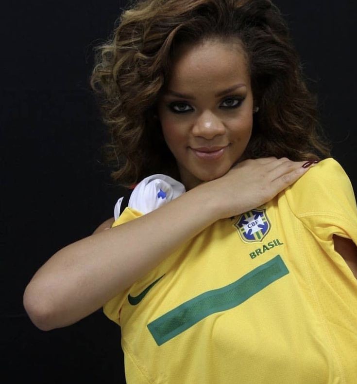 __llaraaaaaa__'s tweet photo. The way she's probably one of the few celebrities who were there today and have actually been into football for years https://t.co/mpMwOMowck