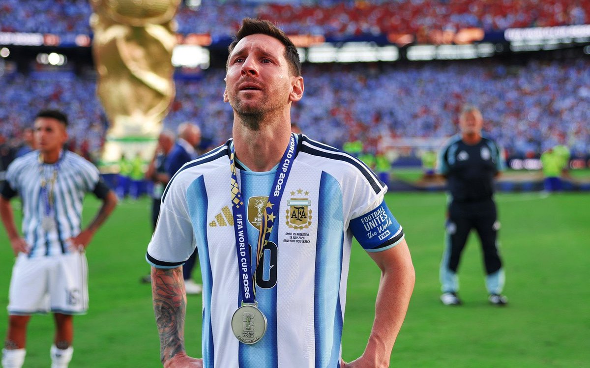 madrid_total2's tweet photo. Los goles de Lionel Messi en el Mundial 2026:

ARGELIA 🇩🇿: ⚽️⚽️⚽️
AUSTRIA 🇦🇹: ⚽️⚽️
JORDNIA 🇯🇴 : ⚽️
CABO VERDE 🇨🇻: ⚽️
EGIPTO 🇪🇬: ⚽️

No se si fueron en el mundial o en la Copa Asia o algo por allá. 😂 https://t.co/1aqVutmuMo