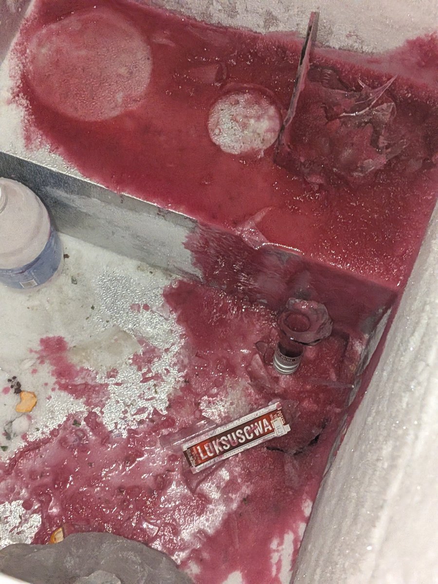 T000MBs's tweet photo. Guess i won't be using an empty vodka bottle to chill juice again.
Why'd i screw the top on all the way? :\ https://t.co/l0Zl3CXvGi