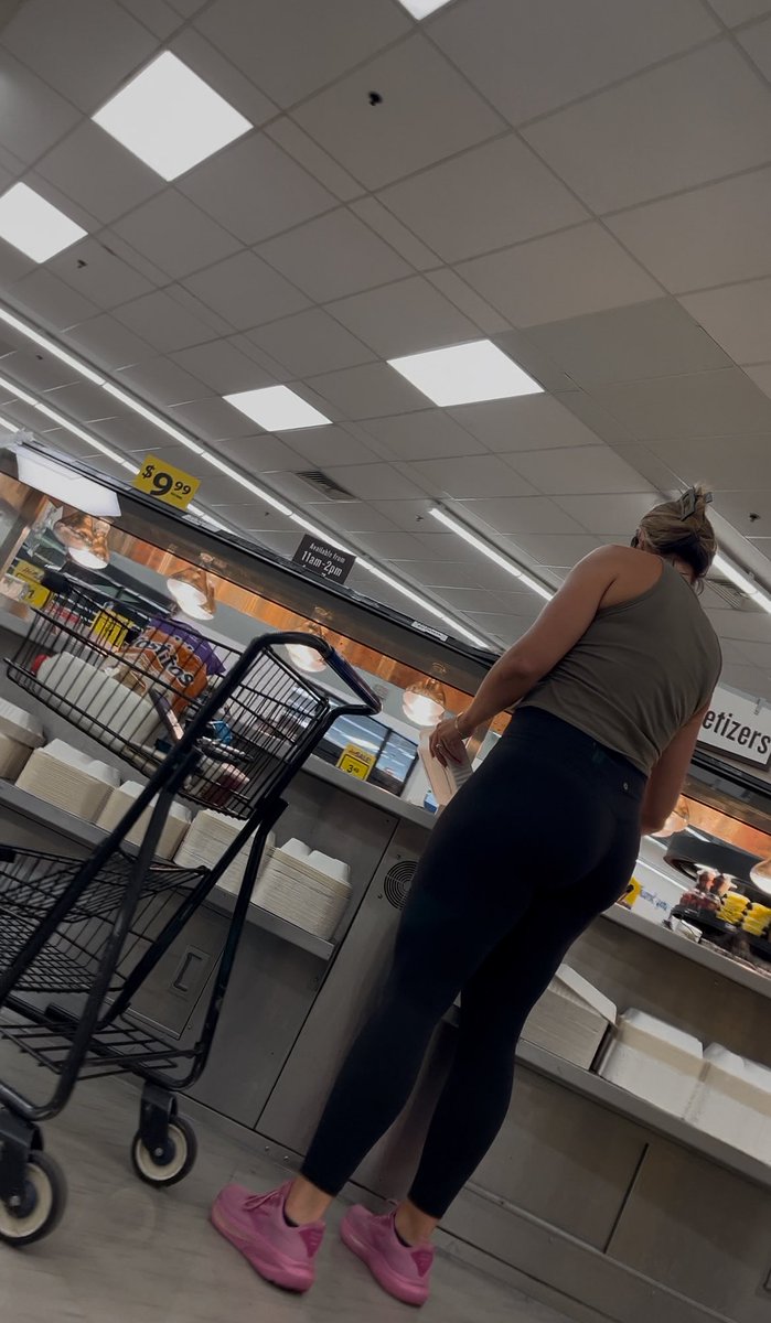 lustattacksme's tweet photo. I love catching the same thick milfs over &amp; over candid style😍🤤 #candid #creepshot #candids #creepshots #milf https://t.co/eC5YmGI3xN