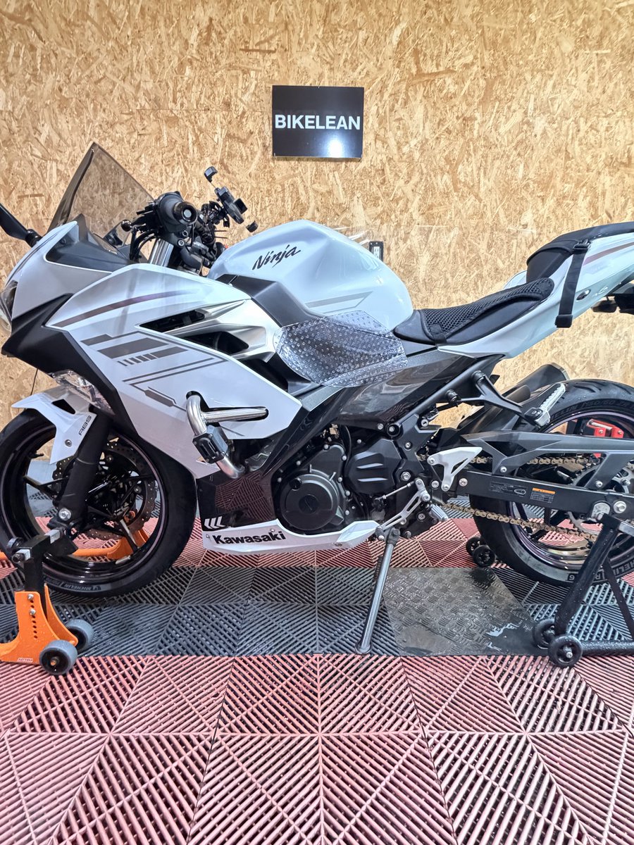 bikelean's tweet photo. Ninja400の11回目のリピーターのお客様で泡洗車させて頂きました🫧

わざわざ渋谷区からのご来店誠にありがとうございました🙇

https://t.co/S1AUuWJ6JQ
https://t.co/MwCFCmpK4F…
#bikelean #バイクリーン #洗車 #バイク洗車 #バイク洗車専門店 #バイク洗車場 #富士見市 #バイク好きと繋がりたい #バイク乗りと繋がりたい  #flhx #xl883 #z1100 #Ninja400