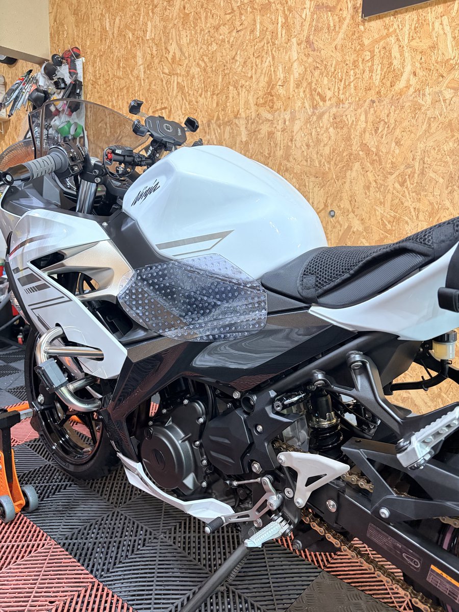 bikelean's tweet photo. Ninja400の11回目のリピーターのお客様で泡洗車させて頂きました🫧

わざわざ渋谷区からのご来店誠にありがとうございました🙇

https://t.co/S1AUuWJ6JQ
https://t.co/MwCFCmpK4F…
#bikelean #バイクリーン #洗車 #バイク洗車 #バイク洗車専門店 #バイク洗車場 #富士見市 #バイク好きと繋がりたい #バイク乗りと繋がりたい  #flhx #xl883 #z1100 #Ninja400