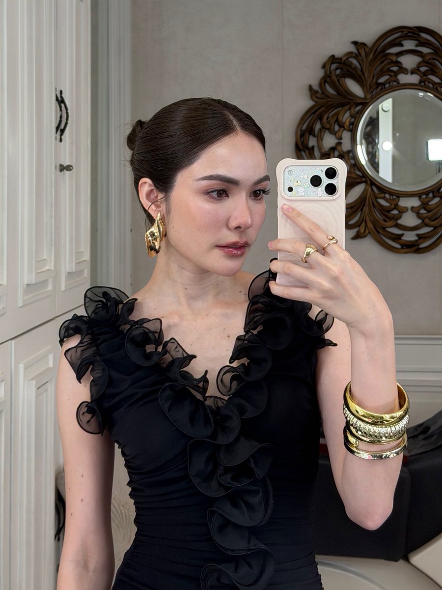 DinnyK33's tweet photo. Elegant 🖤✨

#ชาล็อตออสติน #CharlotteAustin https://t.co/kpc5bsx8Yw