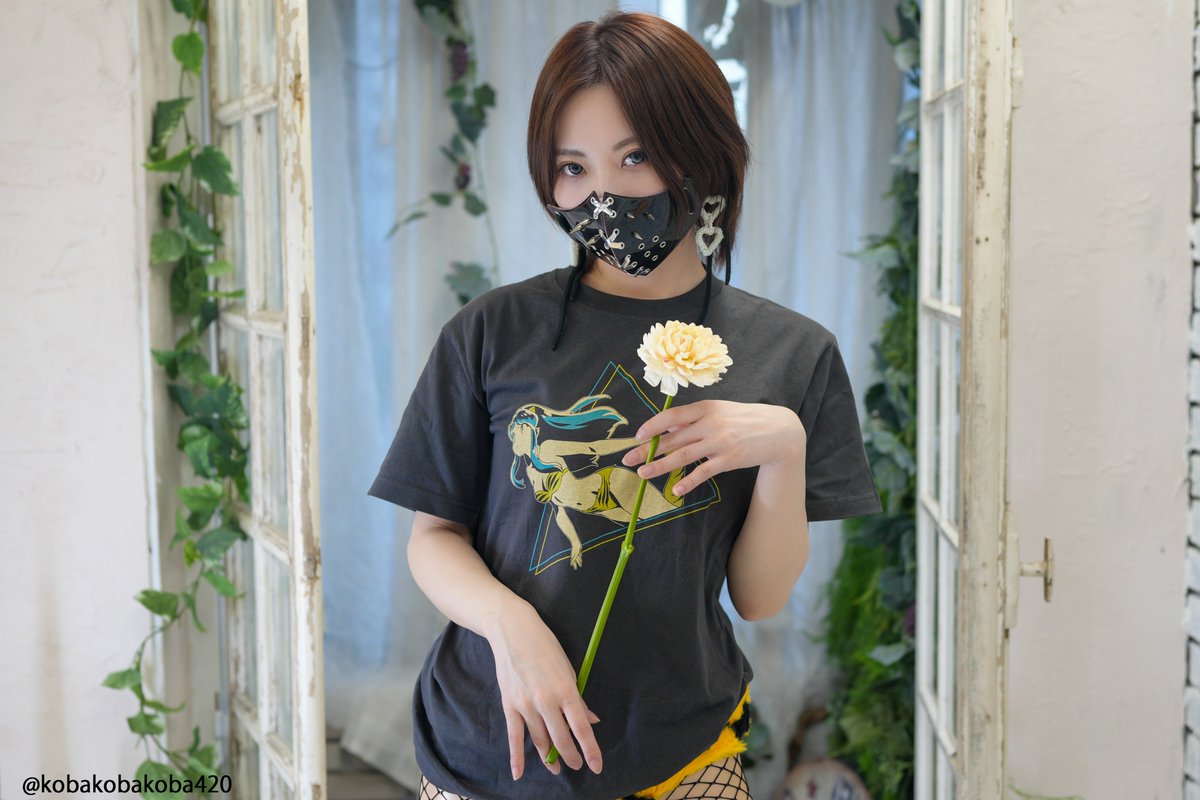 kobakobakoba420's tweet photo. 当日どんな衣装なのか？言わずの撮影でした📷
5.6オンスTシャツ！なのでしっかりしてます！
カジュアル@ununosuke5 も良きです。ちゃんと虎パンを仕込んでくる辺りが流石です。花は「ダリア」
モデル：うぬのすけふぁいぶ さん
#ununosuke5
#うぬのすけふぁいぶ
#tights
#うる星やつら
#虎パン
#cospa https://t.co/30zVsQLK89