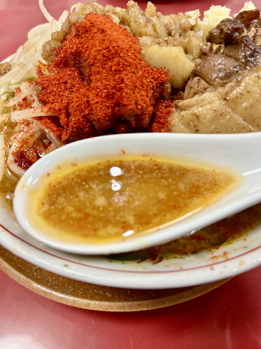 mensta_kitakan's tweet photo. 2026 82杯目
#和の華@#上三川町
# 辛金ゴマ味噌ラーメン（麺200g）

初の辛金ゴマ味噌ラーメン。
TPは全て普通。

唐辛子&amp;どデカい豚のインパクト！
豚は異常に柔らかく、辛味はスープに溶け込み辛さが増していきます。
辛味と味噌が、やっぱ合う！
大変美味しくいただきました、ごちそうさまでした🍜 https://t.co/rE6ahdnZtj