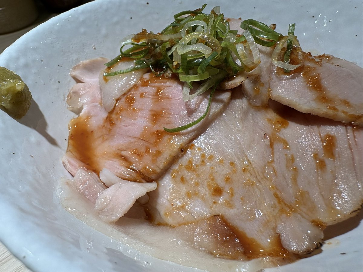 obbiy_one's tweet photo. 中野坂上 らぁめん希いろさんで特製真鯛と貝の冷やしラーメンを頂きました🍜
真鯛と貝出汁のトロっとしたスープにほぐしの塩気が冷水で締まった中太麺と絡み絶品✨
カリカリ梅の酸味、海苔の磯感がアクセントで様々な味が楽しく完飲完食♪
味、ビジュともに素晴らしい逸杯🙏 https://t.co/YR4YdxCYWJ