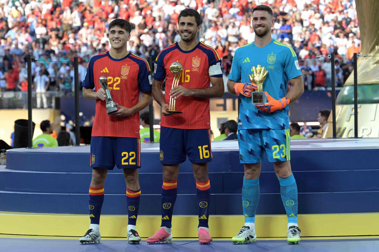DoganPresse's tweet photo. Rodri soulève le trophée, Trump sifflé, Messi dépité : les images de la remise de la Coupe du monde à l’Espagne https://t.co/bSaDzpsqxg https://t.co/MLQWKA37ha