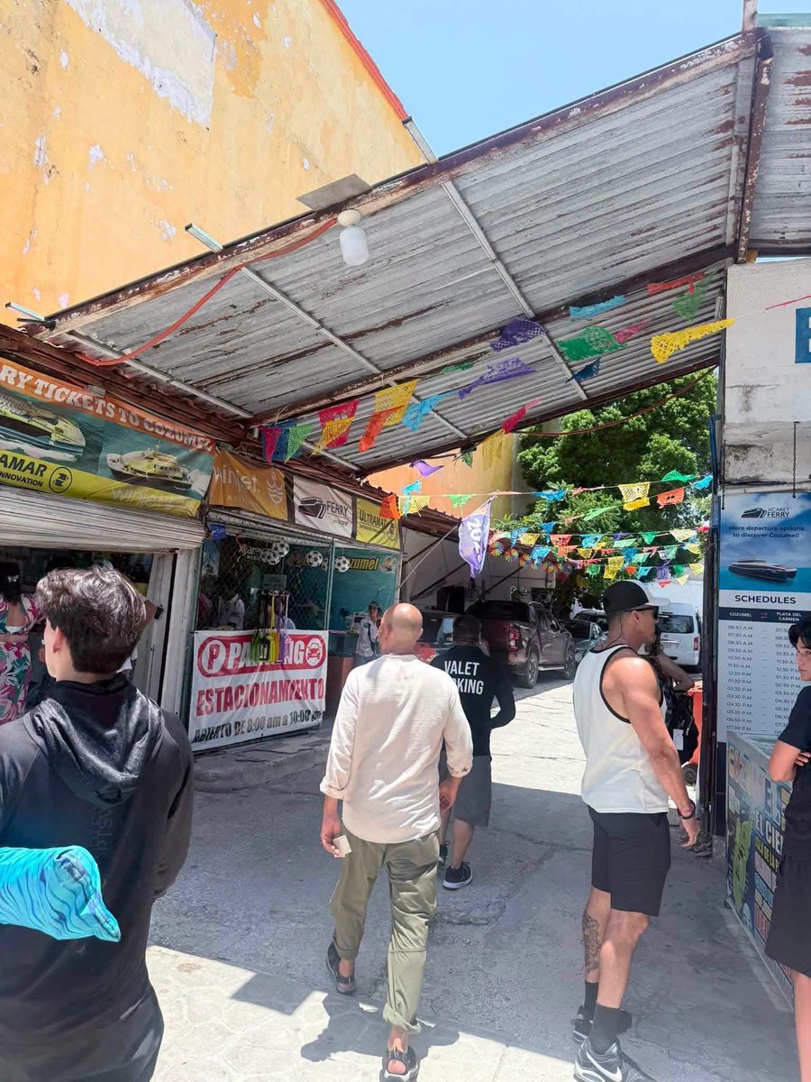 VigiaCiudadano7's tweet photo. DENUNCIA CIUDADANA:

Un trago amargo que nos deja Playa del Carmen, el día de ayer al contratar un tour para Cozumel cerca de la terminal del ferry dejamos nuestro automóvil en un estacionamiento llamado “Estacionamiento QUINTA AVENIDA” sustrajeron mi bolsa de mano y una cosmetiquera con maquillaje de dicho establecimiento. Queriéndose lavar las manos los “encargados” que no se hacían responsables. Se negaron a revisar cámaras, levantamos el reporte, desgraciadamente uno como turista no puede hacer mucho ya que una demanda y proceso legal por ROBO conlleva tiempo. Pero como recomendación NO ESTACIONEN SUS AUTOMÓVILES EN ESTE LUGAR!!!  EL “encargado” RESPONDE A NOMBRE DE ROGER.