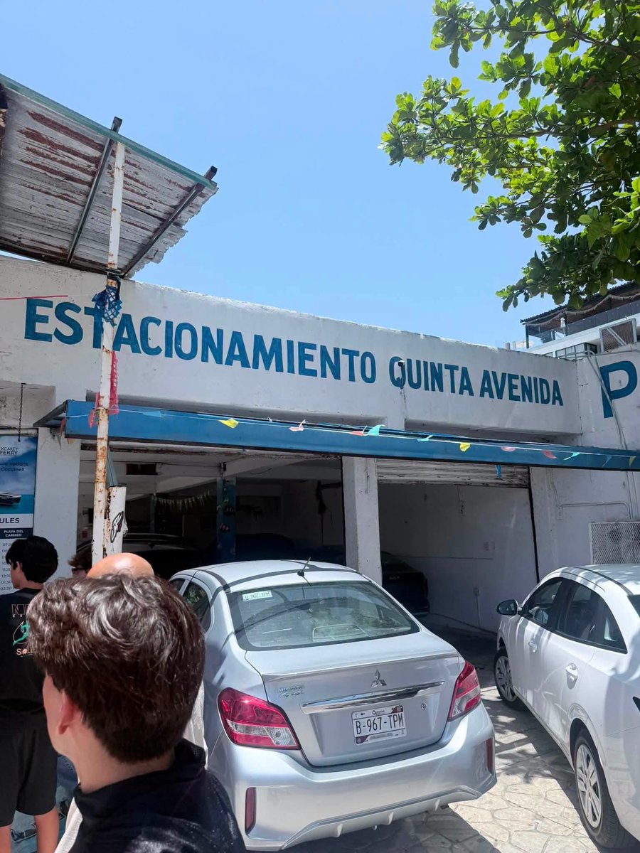 VigiaCiudadano7's tweet photo. DENUNCIA CIUDADANA:

Un trago amargo que nos deja Playa del Carmen, el día de ayer al contratar un tour para Cozumel cerca de la terminal del ferry dejamos nuestro automóvil en un estacionamiento llamado “Estacionamiento QUINTA AVENIDA” sustrajeron mi bolsa de mano y una cosmetiquera con maquillaje de dicho establecimiento. Queriéndose lavar las manos los “encargados” que no se hacían responsables. Se negaron a revisar cámaras, levantamos el reporte, desgraciadamente uno como turista no puede hacer mucho ya que una demanda y proceso legal por ROBO conlleva tiempo. Pero como recomendación NO ESTACIONEN SUS AUTOMÓVILES EN ESTE LUGAR!!!  EL “encargado” RESPONDE A NOMBRE DE ROGER.