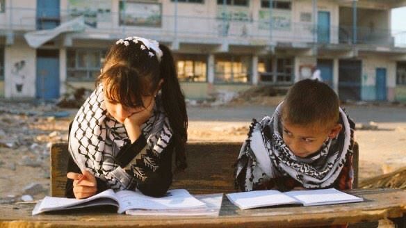 OliveZaytoun's tweet photo. أطفال في غزة يواصلون دراستهم داخل مدرسة تعرّضت للقصف.
📍فلسطين الصمود https://t.co/WxMH9i4hS8