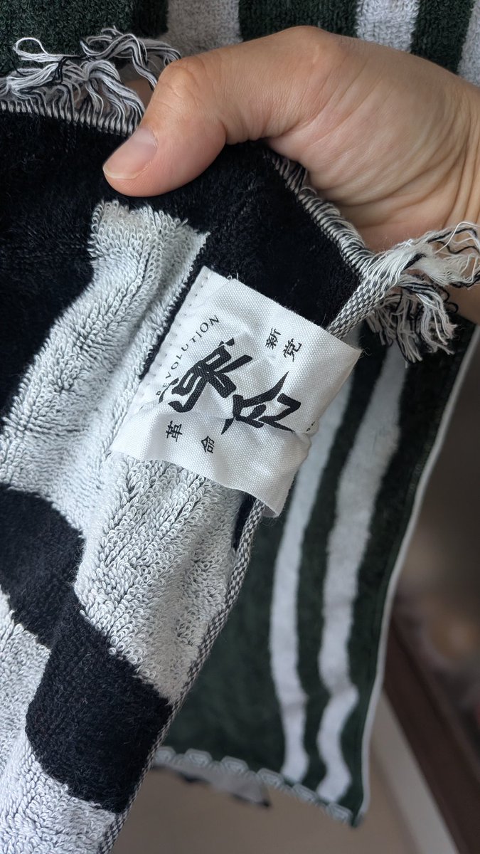mamidakeiji's tweet photo. お腹の調子が相変わらず悪いのでトイレばかり行ってて片付けが進まない😵💦
タオルも洗濯後は革命タグがしわしわになってるから、伸ばしてから干すけど、この作業は思い出に浸りながら出来るから全然苦じゃなかった☺️
乾いた娘の新しいTシャツが謎の茶色いシミだらけだったのでテンションガタ落ち… https://t.co/bTepEbTbOZ