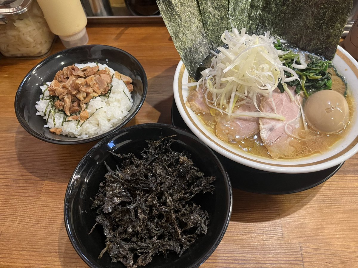 p3dxtxEQ8JPD0XM's tweet photo. 横浜ラーメン 三郷家

醤油全部🍜 岩海苔 肉まぶし(中)

暑い日でも🥵食べたくなる🍜
次女と次女彼を連れて🚃😊
コクがあってジワ〜っと押し寄せる旨味が👍
2人も「美味しい」と言いながら食べてて私もホッコリ☺️

思ってたより早い再開もあって心からホッとする美味しさ😍

ごちそうさまでした。🙇 https://t.co/RM15GA5IH1