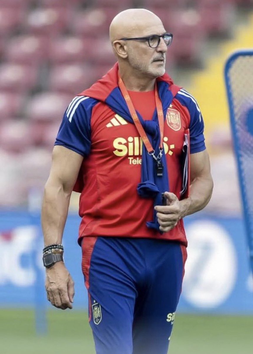 D15_low's tweet photo. サッカーW杯が終わりましたね。元サッカー人としてこの1ヶ月は夢のような時間でした！

そしてスペイン代表の優勝！おめでとうございます👑痺れました。
そんな私はルイス・デ・ラ・フエンテ監督推しです🥰 https://t.co/4Buiyo6bfg