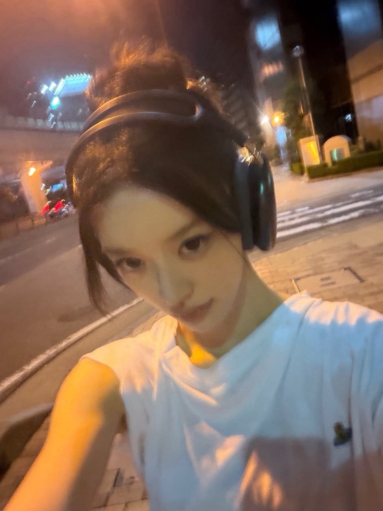 theillitnews_'s tweet photo. MINJU stuns in her newly shared photos on Weverse DM.

#ILLIT #아일릿 #MINJU #민주 https://t.co/44dhbGnKkQ