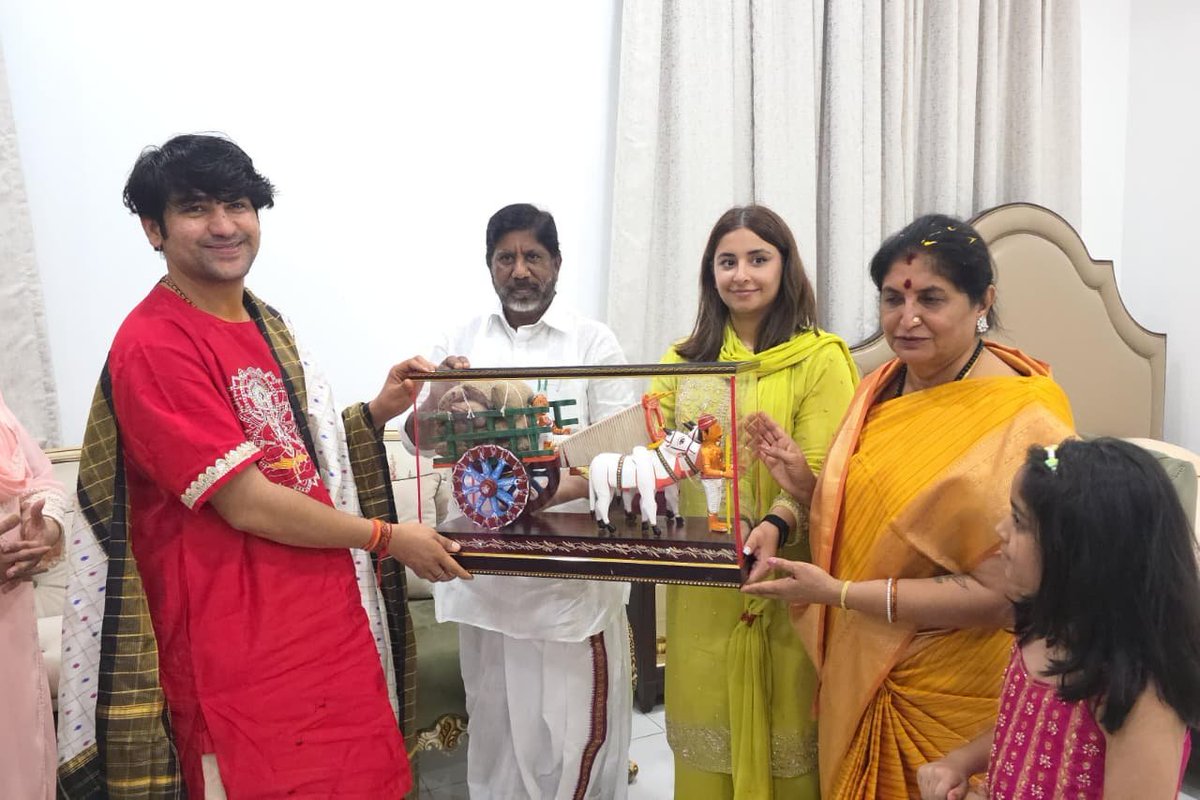 mohiuddinw1's tweet photo. @ShayarImran @NayabSainiBJP First see what going on In Telangana State Congress Party Ruled State Run by RSS Mindset Person's open your Mouth imran Pratapgarhi this deputy CM Of Telangana welcoming who just wash your face first. https://t.co/zEQSYdzDxi