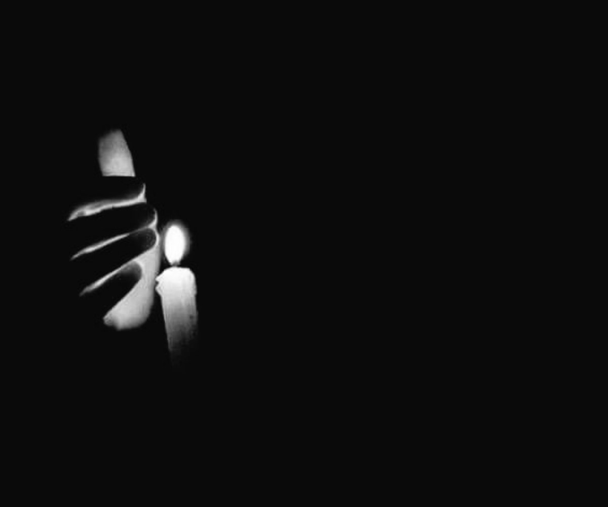VioletteSuya's tweet photo. Cae la noche, divagó entre pensamientos y deseos, 
oculto mi esencia espectante 
de encontrar la conexión que enciende la chispa liberando  
mi ser de las cadenas sociales ⛓️💋⛓️ https://t.co/jb9aPJkNsl