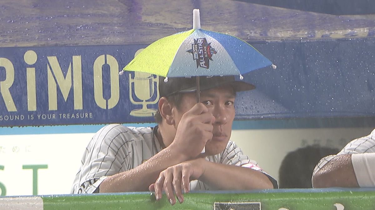 myanmer_team26's tweet photo. ロッテファンが選ぶ角中ベスト3

3位:鳥を追っ払う角中
2位:傘を差す角中
1位:代打逆転サヨナラツーランホームラン

#chibalotte
#千葉ロッテマリーンズ
#角中勝也 https://t.co/bUqURNt1cx