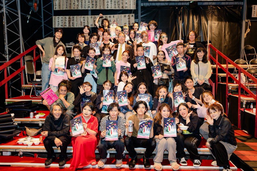 ShinkaiLamp's tweet photo. 【心からありがとうございます。】

昨夜、テレビ東京
『家、ついて行ってイイですか？』で、
観劇帰りの又吉直樹(@matayoshi0 )さんが
「今日これ観たんです」と、
『天幕劇場深海洋燈2026「東京金魚」』の
チラシを手にご紹介くださっていました。

その日の出来事として『東京金魚』を番組で取り上げていただけたことに、
深海洋燈メンバー一同、
大変驚くとともに、
心より感謝しております。

この日は終演後、又吉さんとたくさんお話をさせていただく機会にも恵まれました。

作品についていただいた数々のお言葉は、私たちにとって大きな励みとなり、今も深く心に残っています。

令和のテント演劇集団として、
作品を創り続ける私たちにとって、
この上ない喜びであり、
次の創作へ向かう大きな力になります。

又吉さん、本当にありがとうございました。