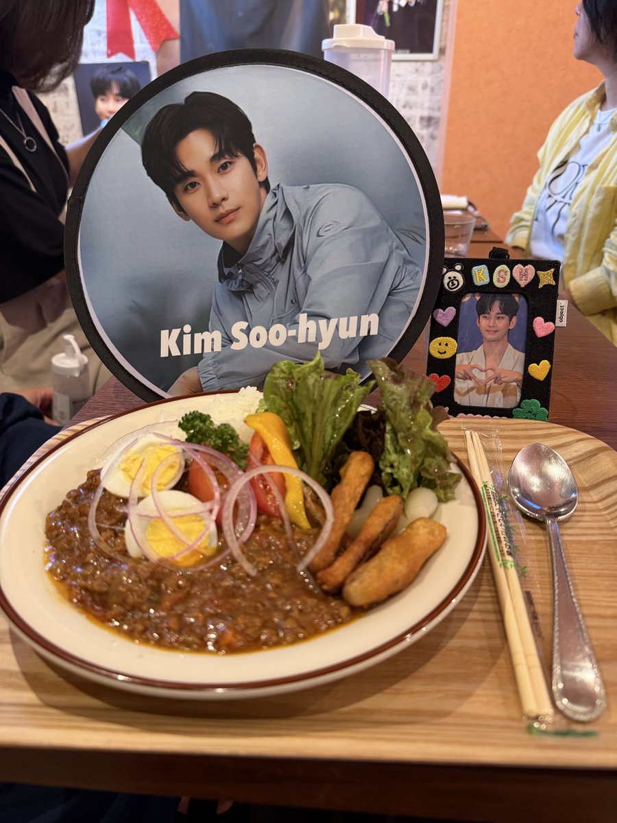 mlaekoi's tweet photo. 🩷昨日は、念願の… 진짜 진짜 念願だった、Cafe M cubeさんに初めて行き、スヒョンくんの19周年のお祝いに参加させていただきました✨
素敵な空間で、たくさんのペンさんとお会いして、夢のような時間でした😆
hamaちゃんはじめ、みなさま大変お世話になり、たくさんの素敵なソンムルをいただき、ありがとうございました。大切にします🍀
これからもスヒョンくんの幸せを願って応援していきます。引き続きよろしくお願いします🩵
#KimSooHyun 
#キム・スヒョン
#김수현 
#金秀賢
#cafeMcube