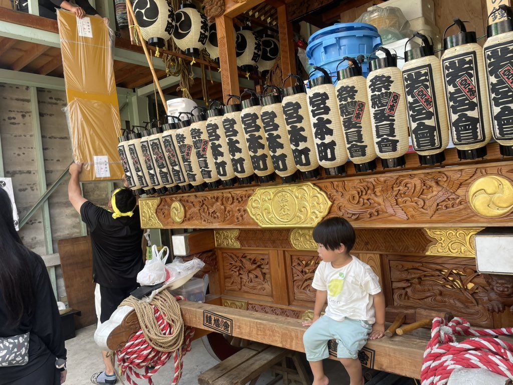 Jugendstil1982's tweet photo. 祭りの後の夢の跡。鍾馗様を無事に整え山車内に収める。神輿周辺の片付けと幣束綱などの回収、神輿衆の沢山の法被を集めて洗濯屋へ。熊谷うちわ祭も渡御から開始。付け祭の山車祭りを前面に出しつつ、江戸中期の各町区神輿渡御の復元もありなのではと私論。神輿祭りの盛り上がりを見るといつも感じる。 https://t.co/ZAhex09C4s
