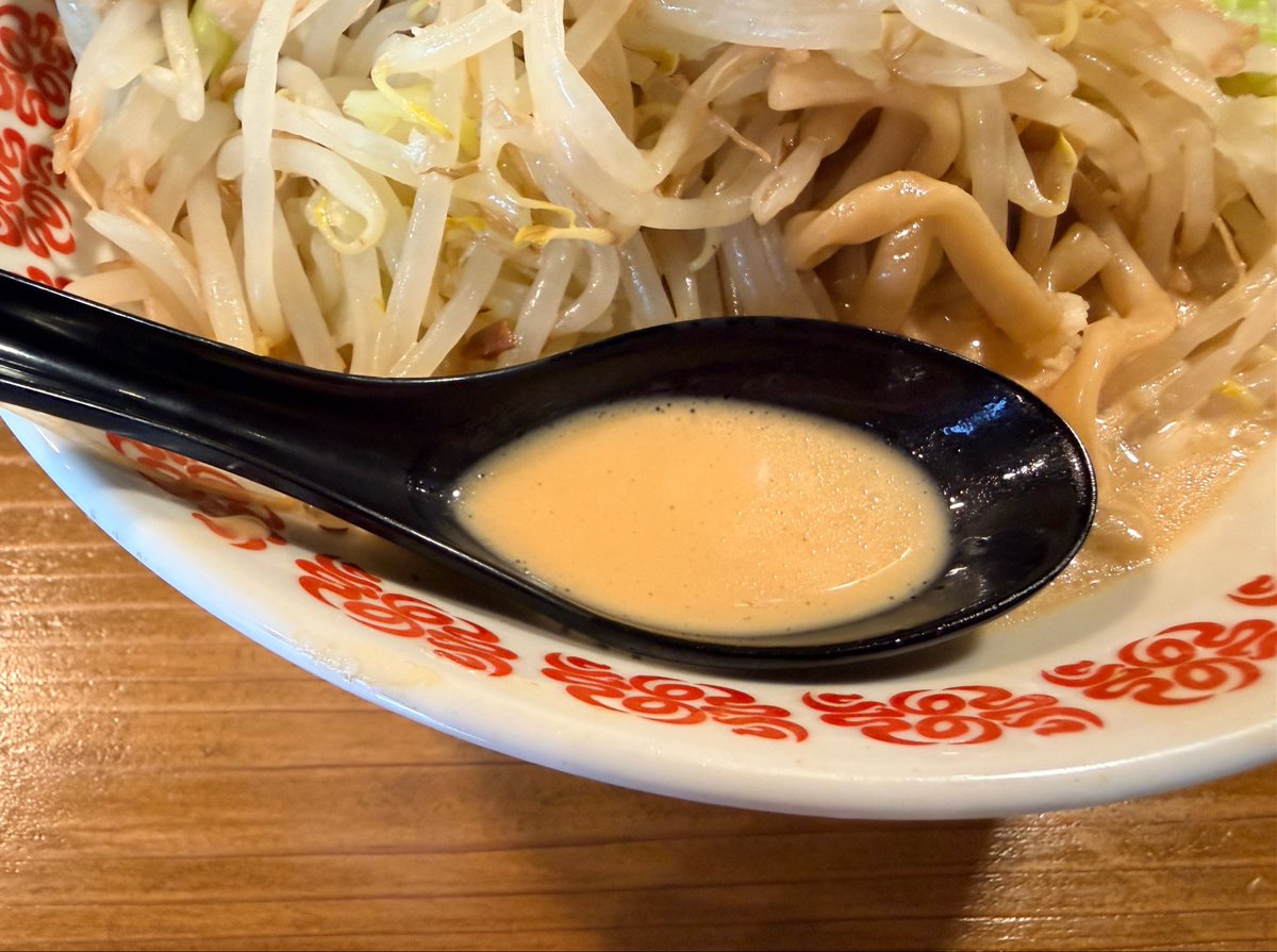TksUmee's tweet photo. 観光地で美味しい二郎系を食べることができるなんて思わなかった
濃厚スープとワシワシ麺最高
#草津温泉
#豚りんの https://t.co/mUXrLOuzjf
