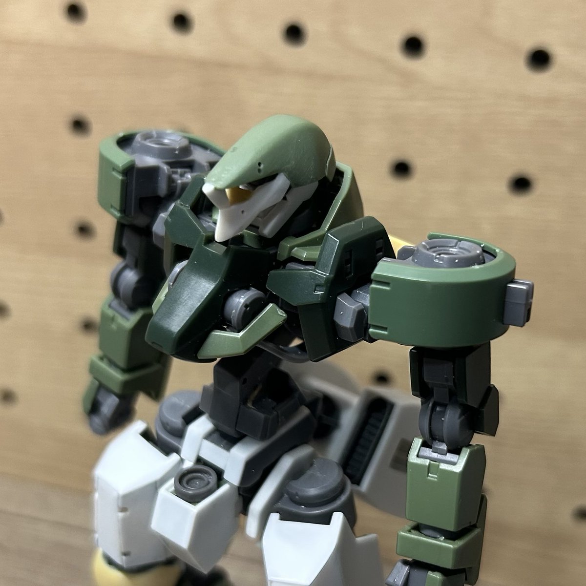 Kabos_1035's tweet photo. Eber-G進捗㉑

頭部のマスクをプラ板とパテで制作してます！
センサーアイ作ってなくてもイケメンすぎ

#ガンプラ
#鉄血のオルフェンズ https://t.co/f4HO1o88vA
