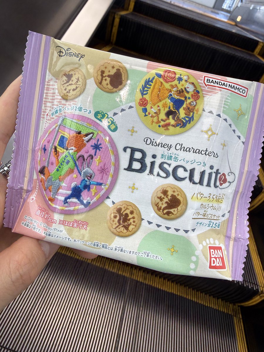 MickeyT1118's tweet photo. ！！！！！！！
ディズニー刺繍缶バッジ初めて実物目にしたんだけど🫪🫪
(第一弾ですら見かけたことなかった)
今日、再販なんだね💡これおまけってヤバい💫

もっちゅりんといい、今日はよく出会う☀️ https://t.co/jPPKpiys1I